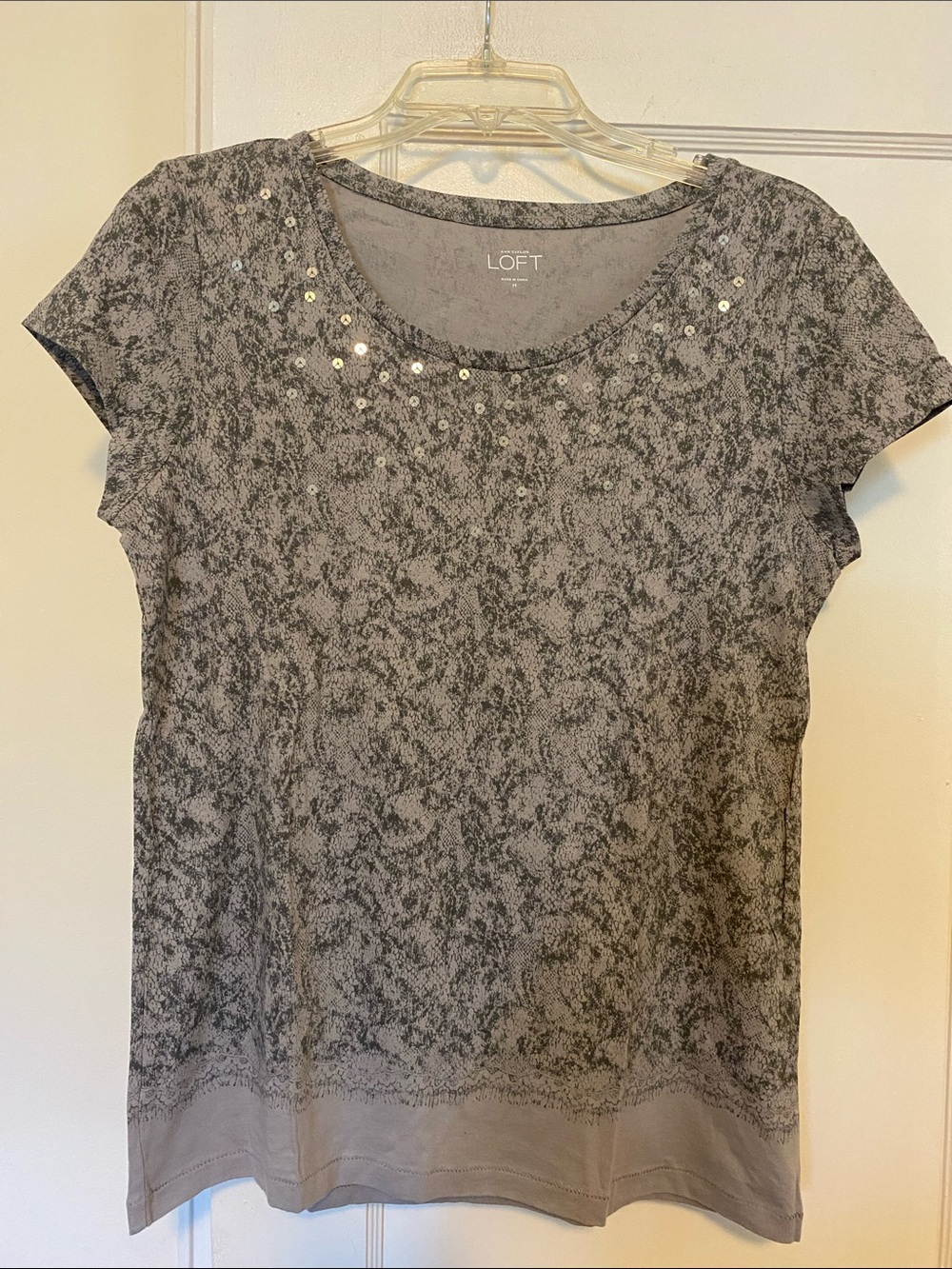 🎀 5/$20 🎀 NWT Loft print t-shirt with sequin accents size medium